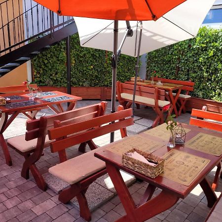 Győrújbarát 艾瑞帕可福哥多博格-伊特瑞穆酒店 外观 照片