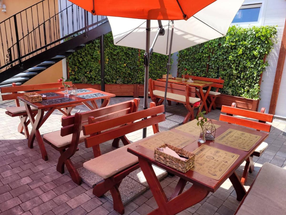 Győrújbarát 艾瑞帕可福哥多博格-伊特瑞穆酒店 外观 照片