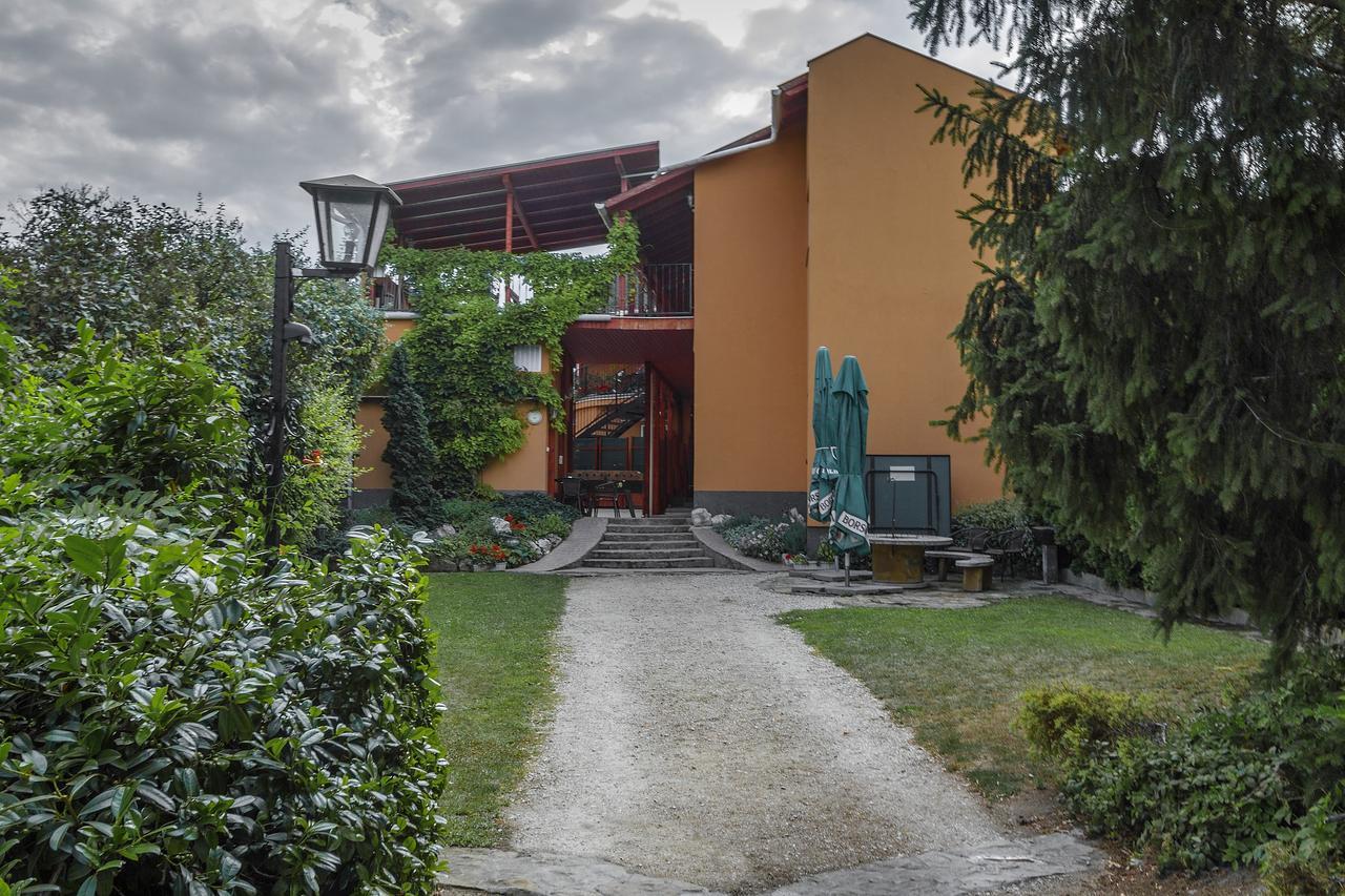 Győrújbarát 艾瑞帕可福哥多博格-伊特瑞穆酒店 外观 照片
