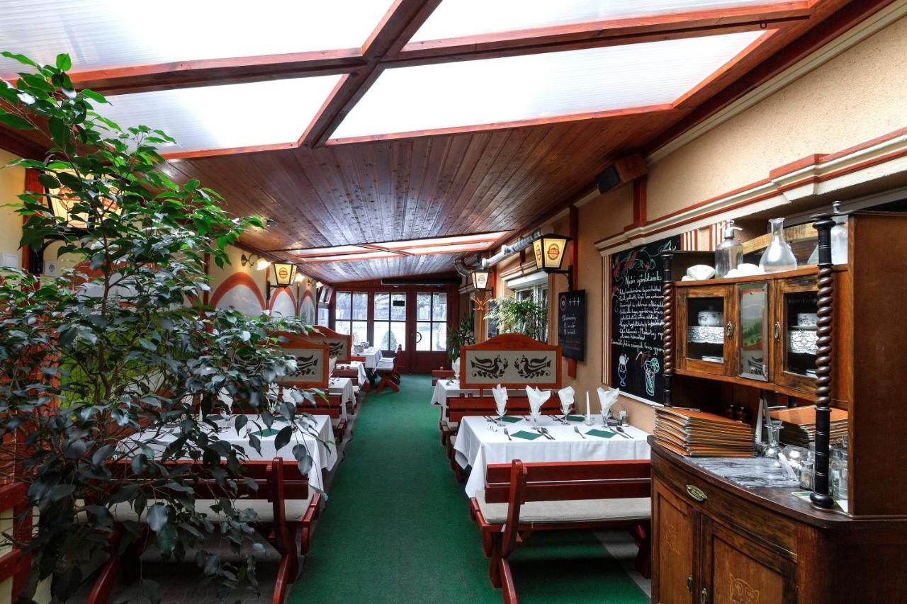 Győrújbarát 艾瑞帕可福哥多博格-伊特瑞穆酒店 外观 照片